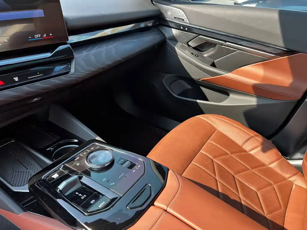 BMW 5 Series 2025 — фото 12