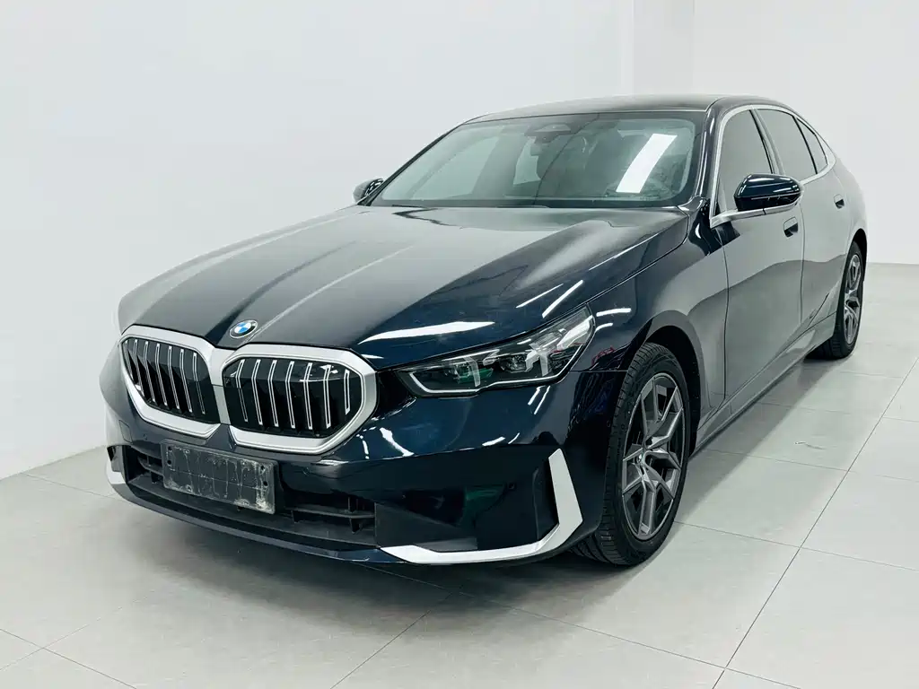 BMW 5 Series 2025 — фото 1