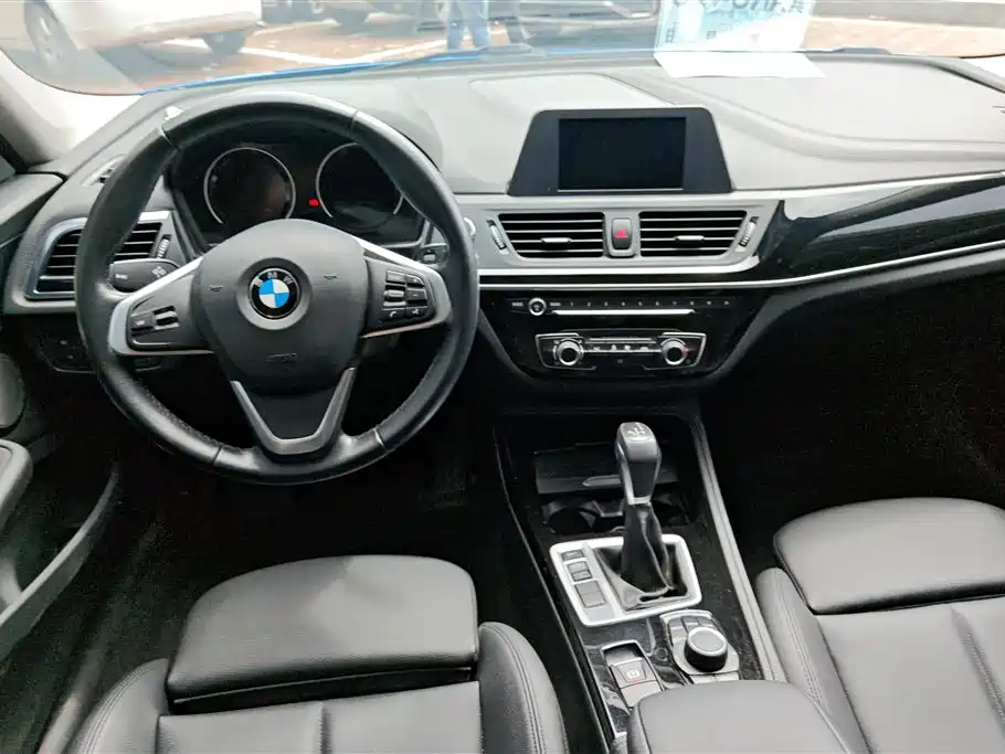 BMW 1 Series 2018 — фото 12