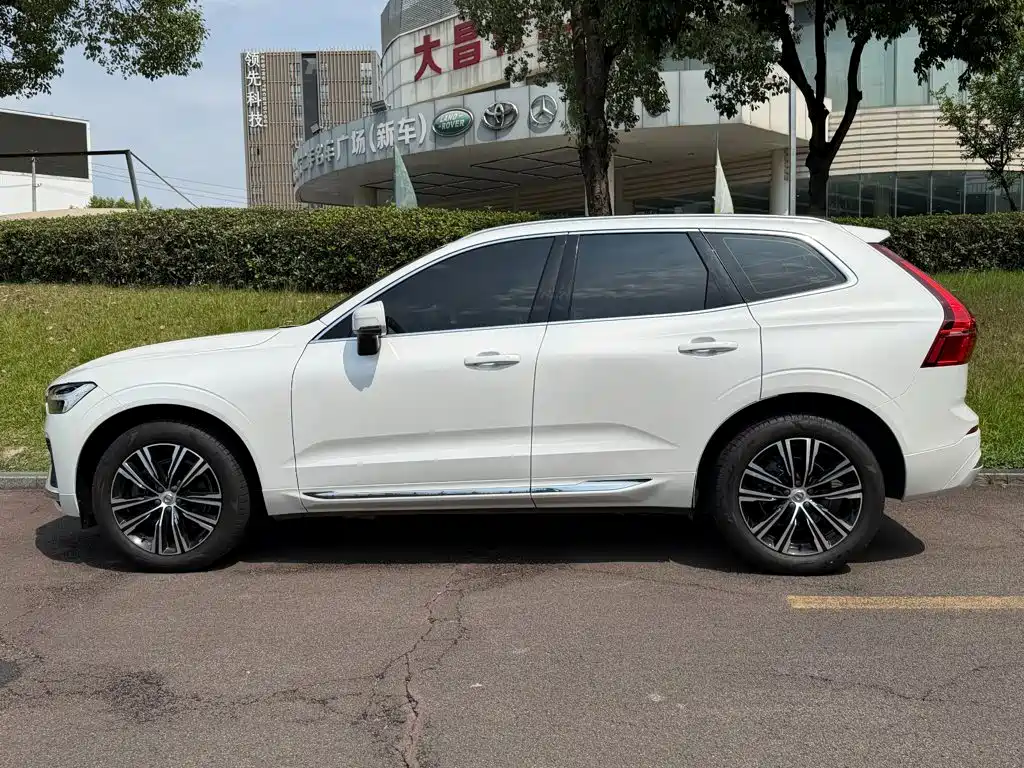 Volvo XC60 2022 — фото 3