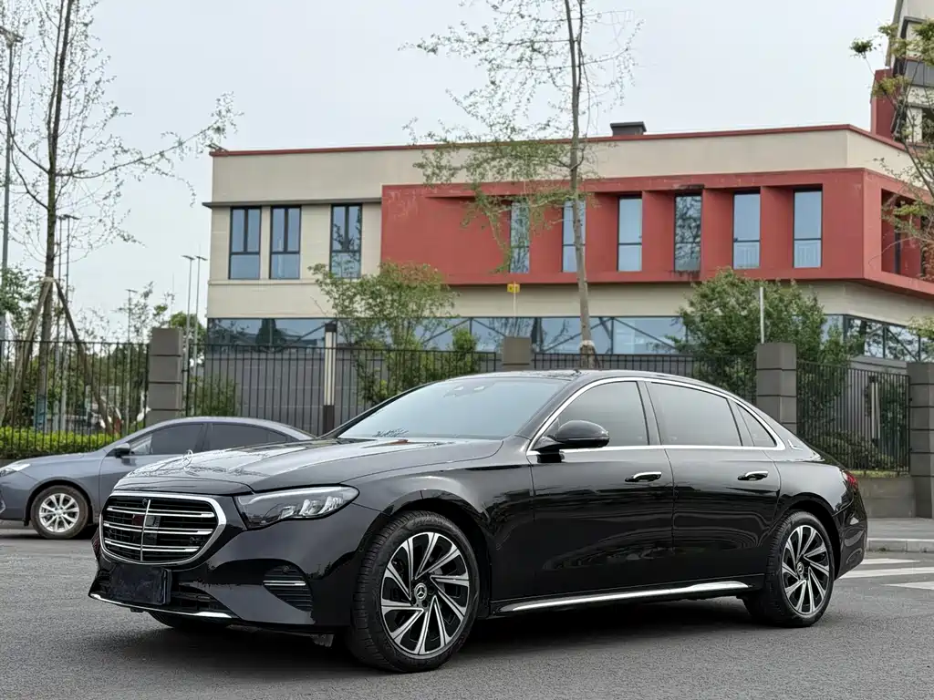 Mercedes-Benz E-Class 2025 — фото 1