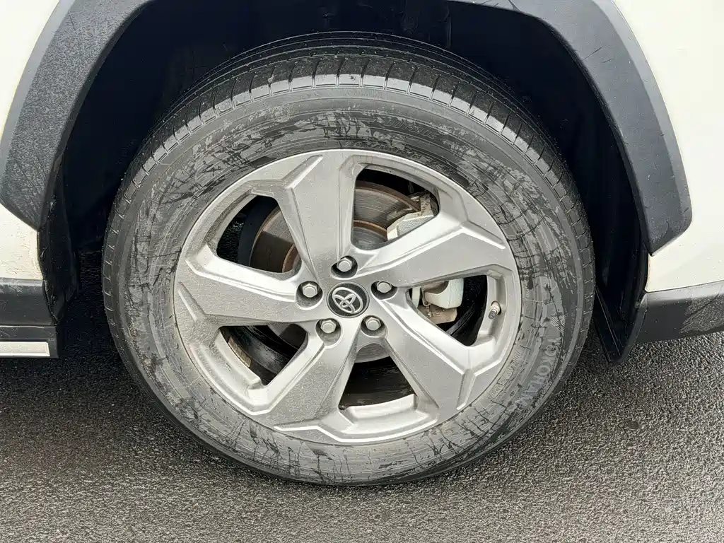 Toyota RAV4 2022 — фото 10