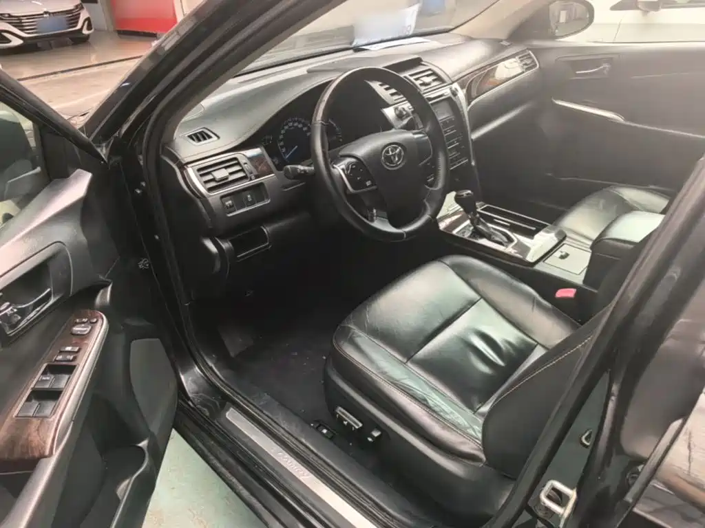 Toyota Camry 2017 — фото 16