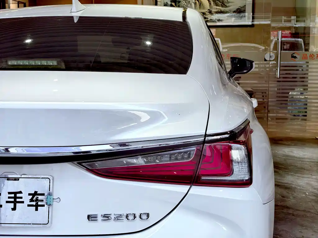 Lexus ES 2020 — фото 13