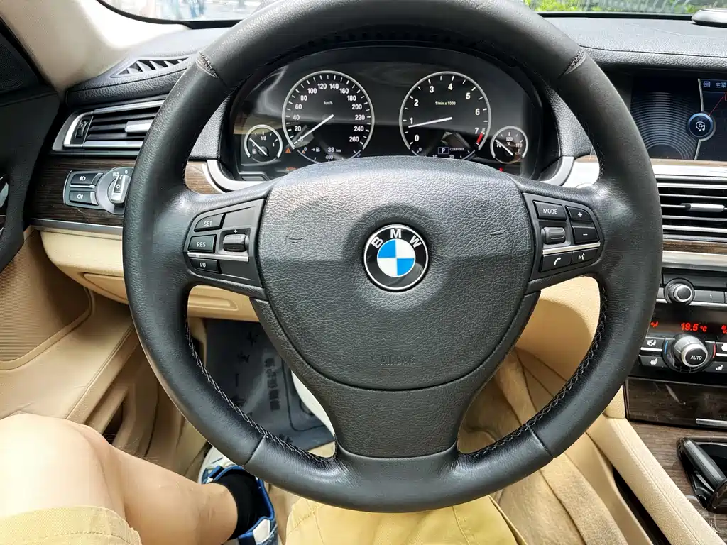 BMW 7 Series 2009 — фото 11