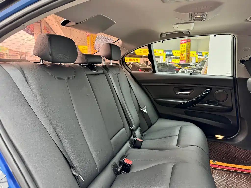 BMW 3 Series 2018 — фото 11