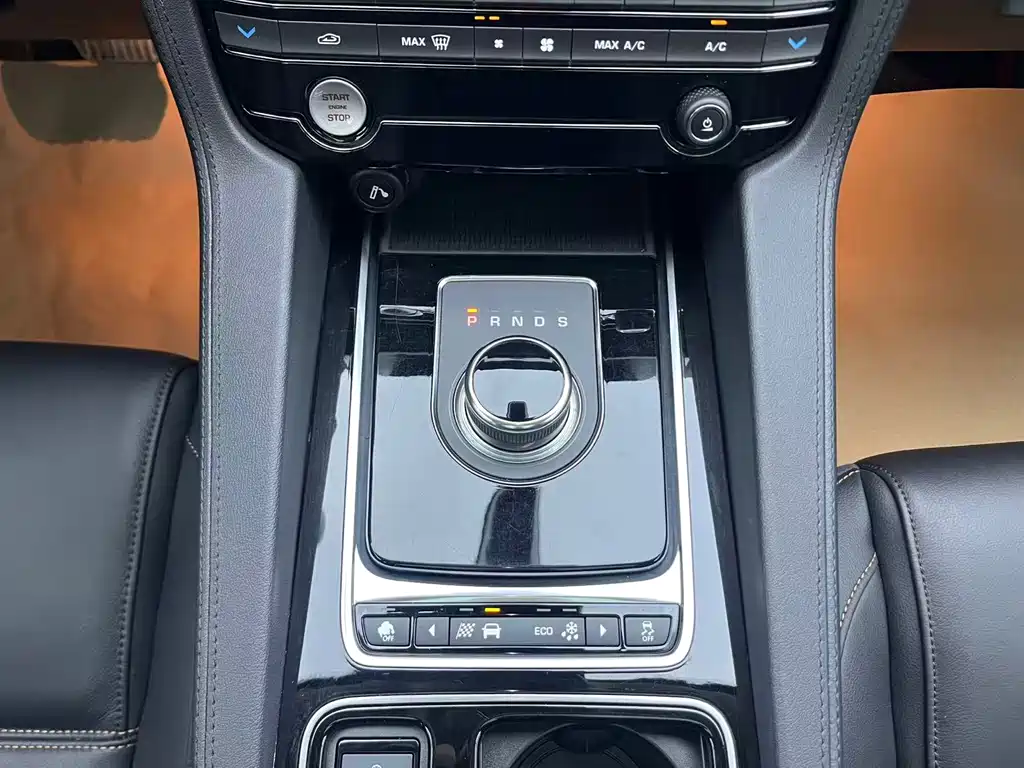 Jaguar F-PACE 2019 — фото 15