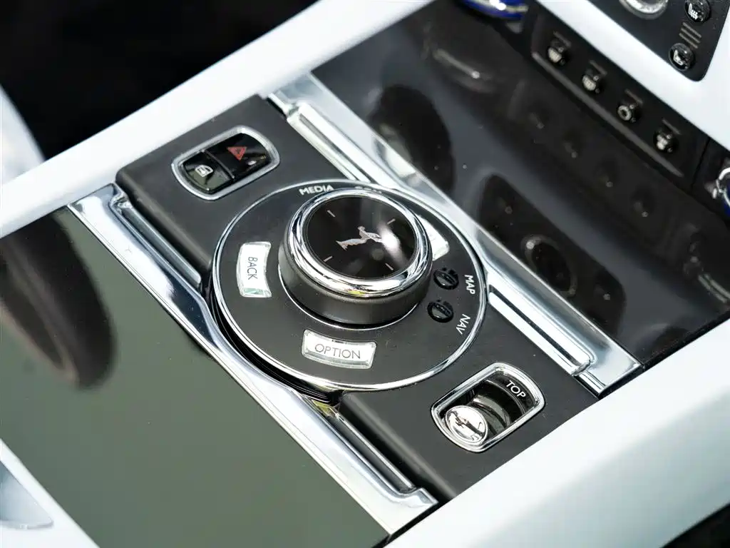 Rolls-Royce Dawn 2022 — фото 19