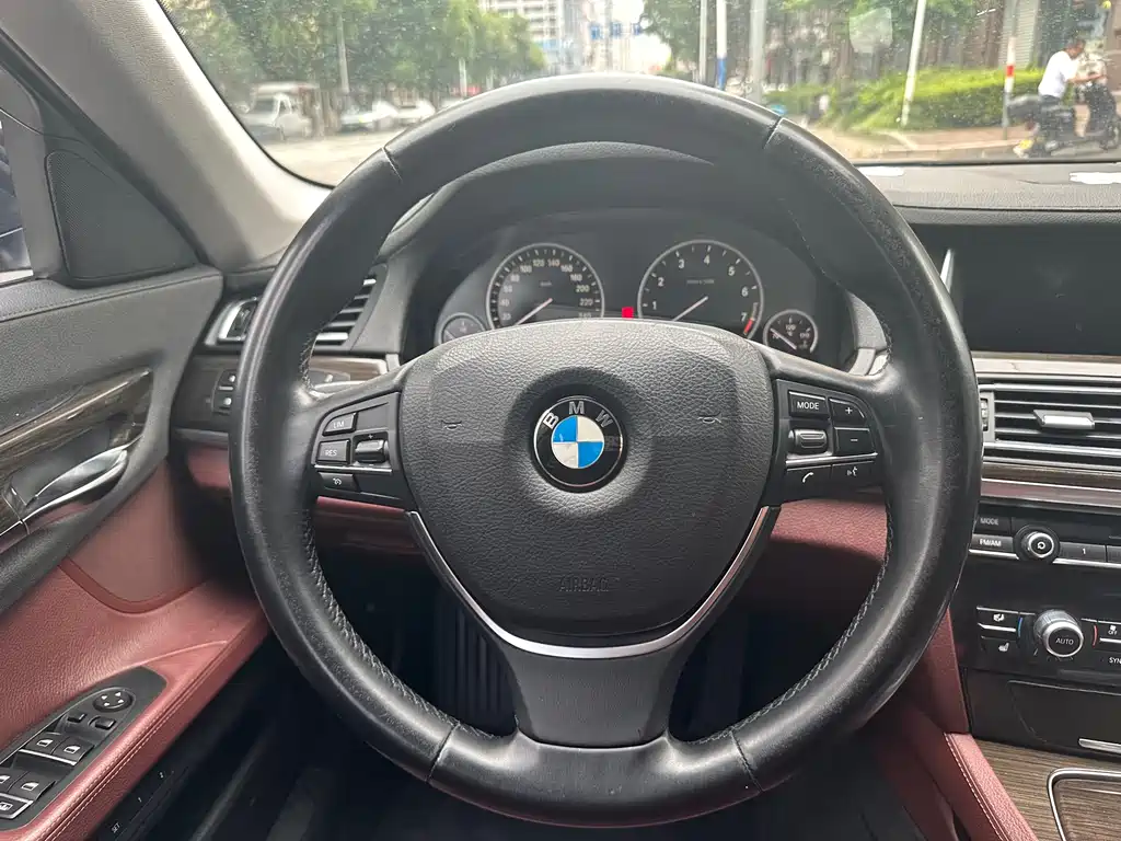 BMW 7 Series 2015 — фото 25