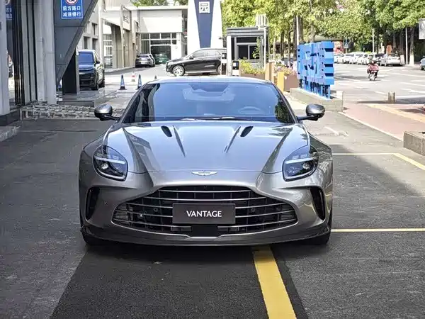 Aston Martin V8 Vantage 2025