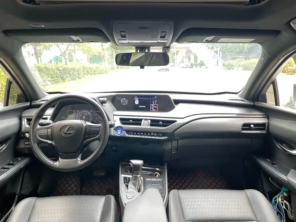 Lexus UX 2019 — фото 13