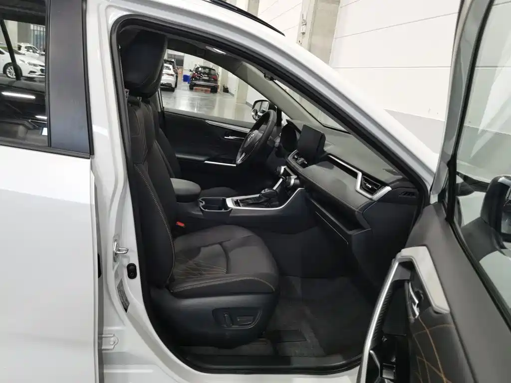 Toyota RAV4 2025 — фото 23