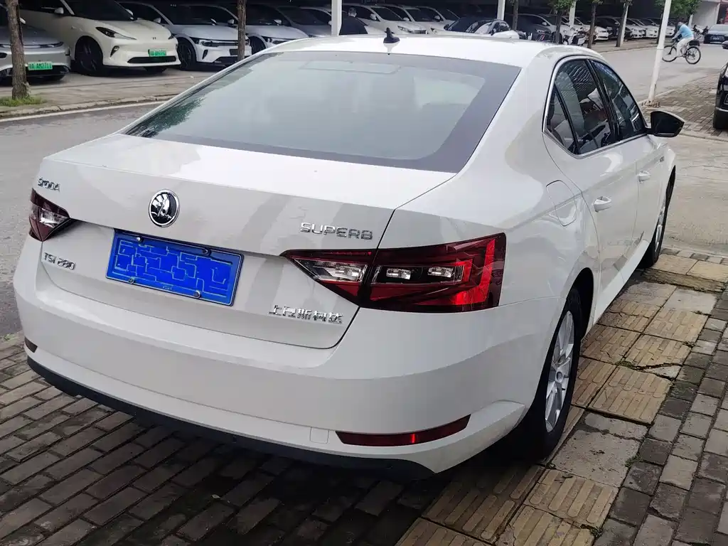 Skoda Superb 2017 — фото 13