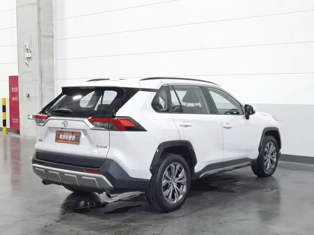 Toyota RAV4 2025 — фото 2
