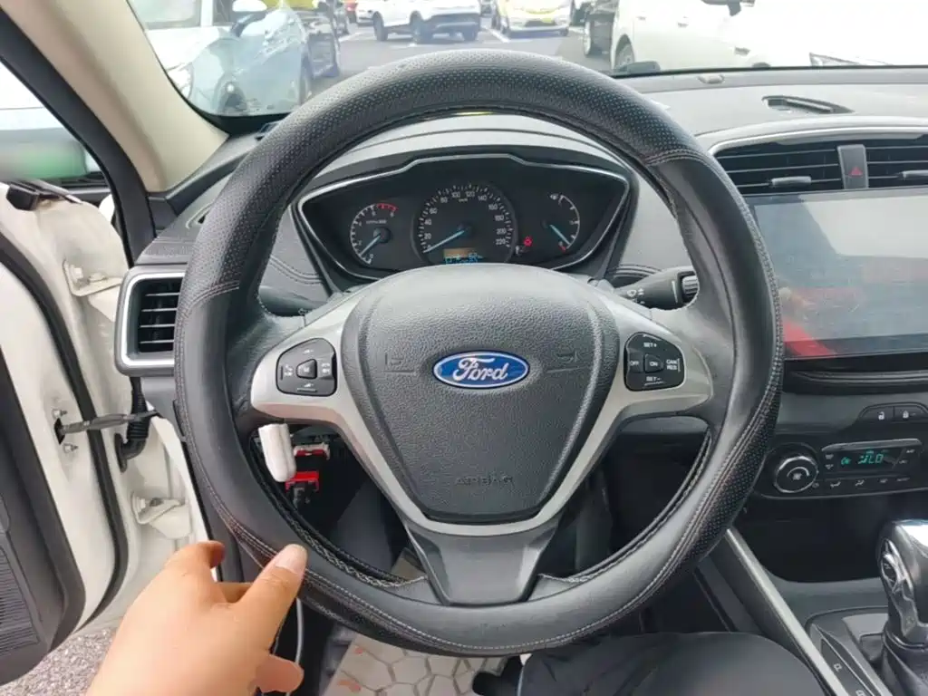 Ford Escort 2015 — фото 11