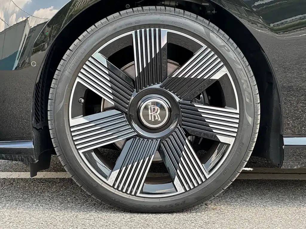 Rolls-Royce Phantom 2024 — фото 9