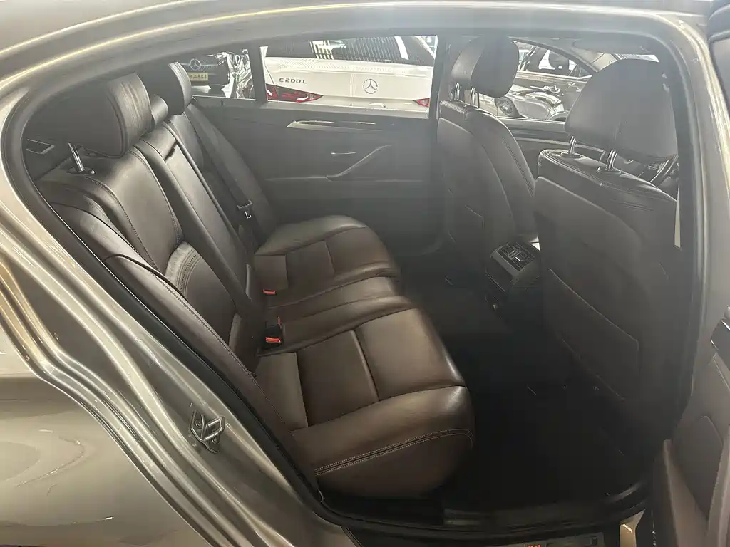 BMW 5 Series 2017 — фото 15