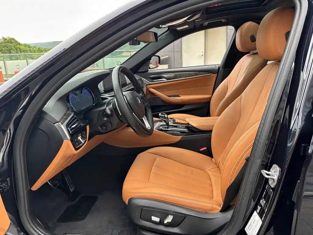 BMW 5 Series 2018 — фото 12