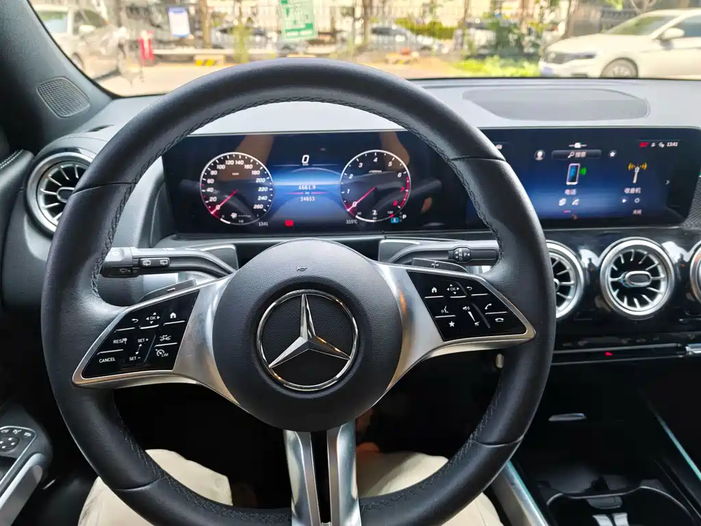 Mercedes-Benz GLB 2023