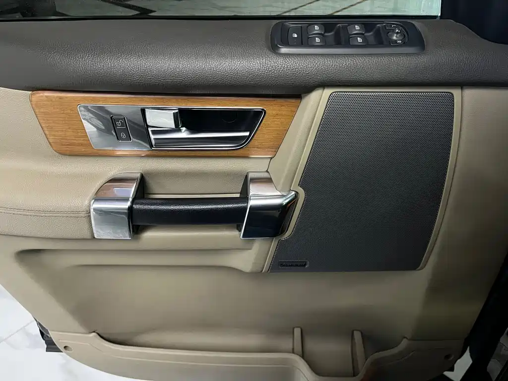 Land Rover Discovery 2015 — фото 28