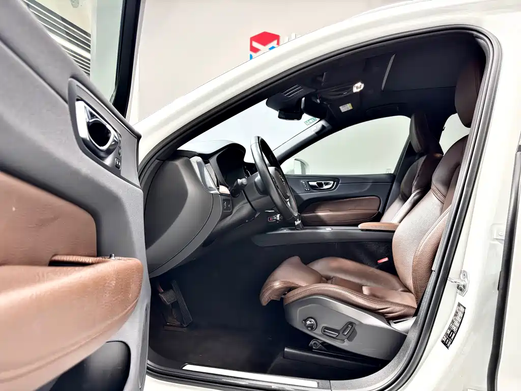 Volvo XC60 2020 — фото 4