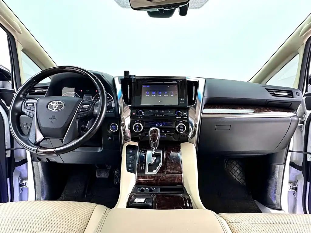 Toyota Alphard 2020 — фото 13