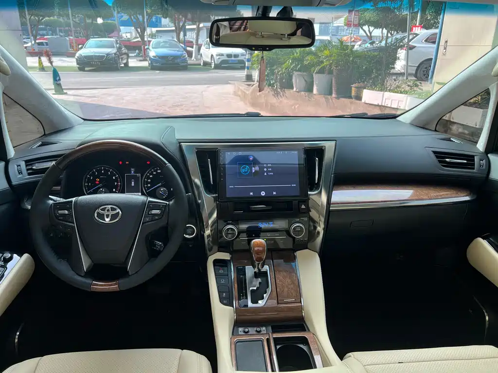Toyota Alphard 2020 — фото 13