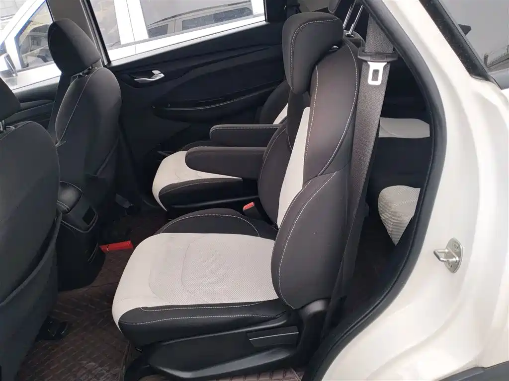 Wuling Hongguang S3 2018 — фото 15