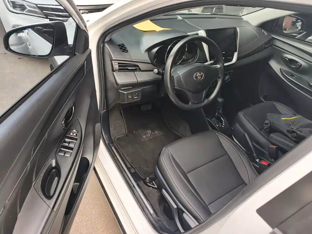 Toyota Yaris L 2020 — фото 16