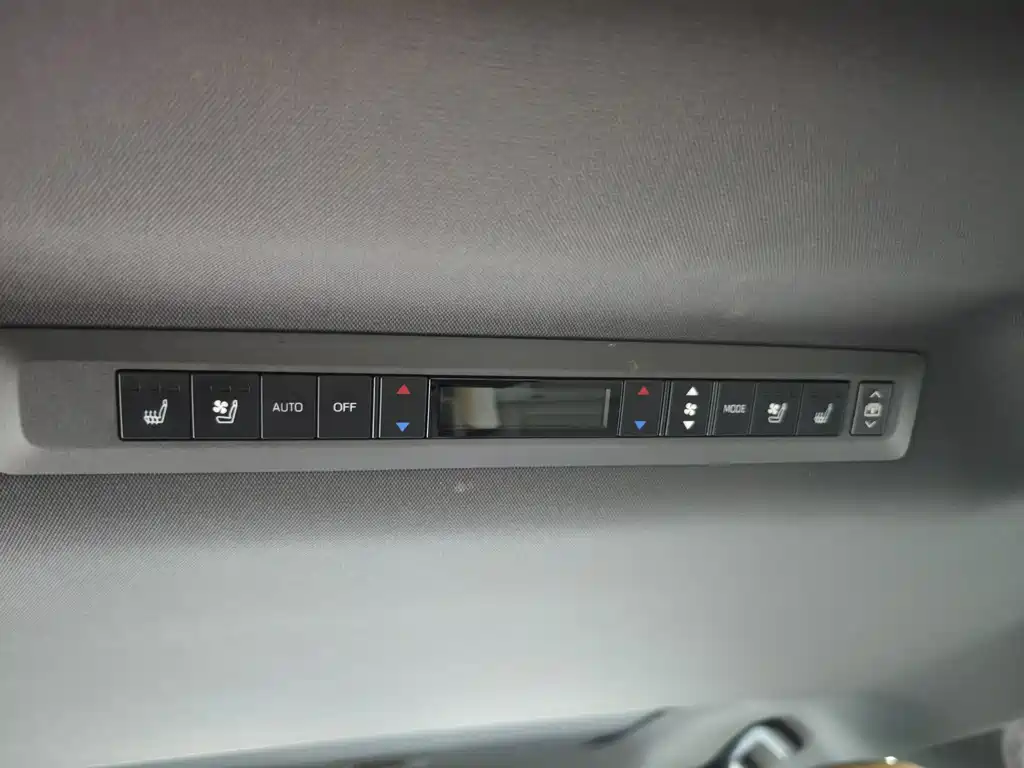 Toyota Sienna 2023 — фото 12