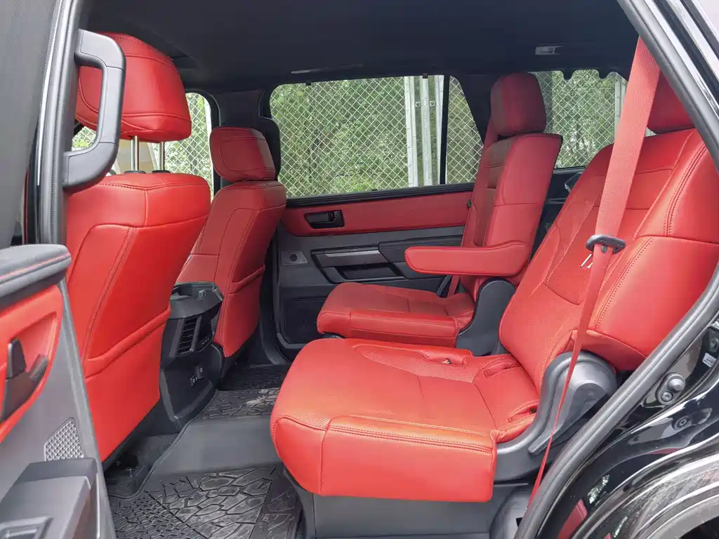 Toyota Sequoia — фото 17