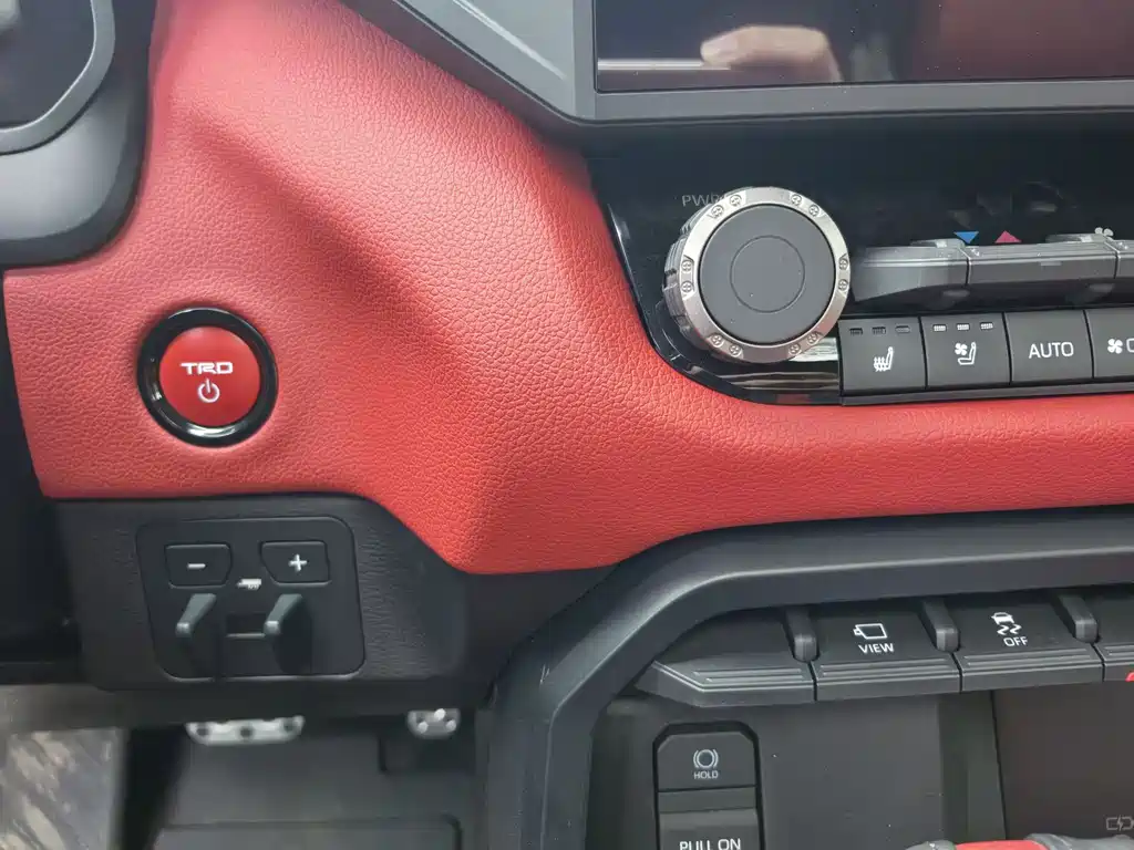 Toyota Sequoia — фото 23