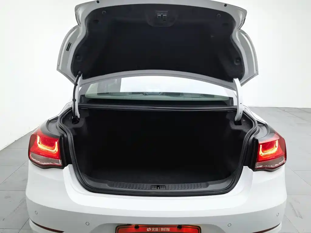 Chevrolet Malibu 2018 — фото 16