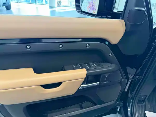 Land Rover Defender 2025