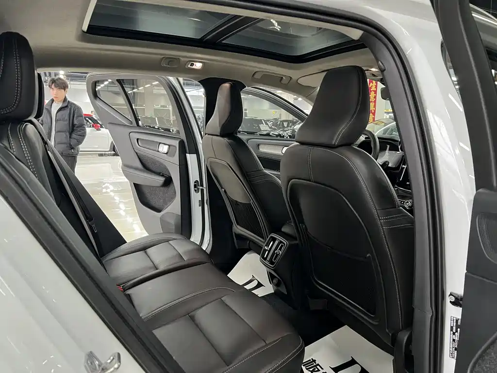 Volvo XC40 2020 — фото 17