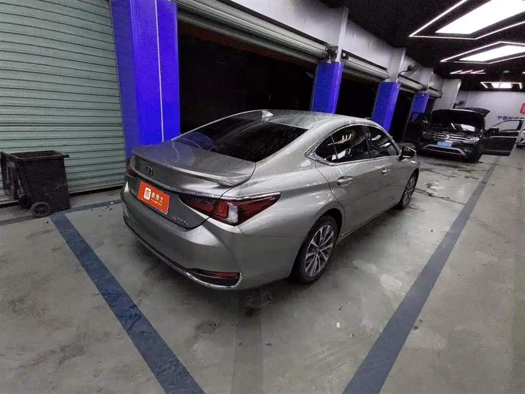 Lexus ES 2022 — фото 13