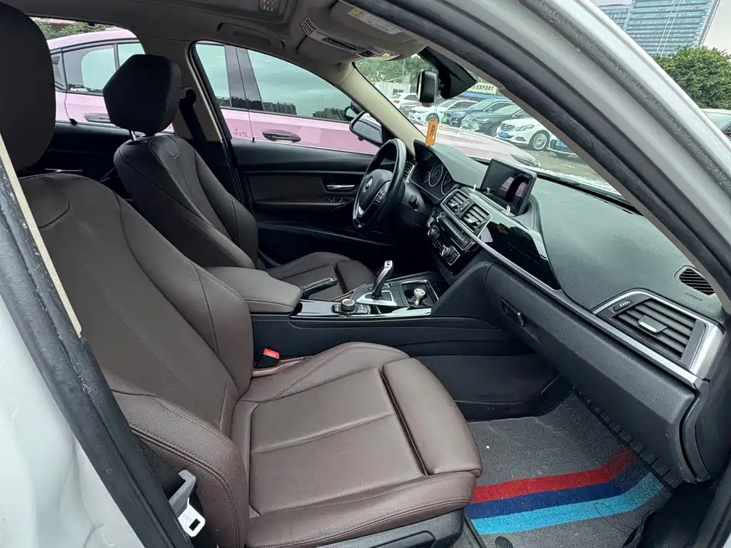 BMW 3 Series 2018 — фото 15
