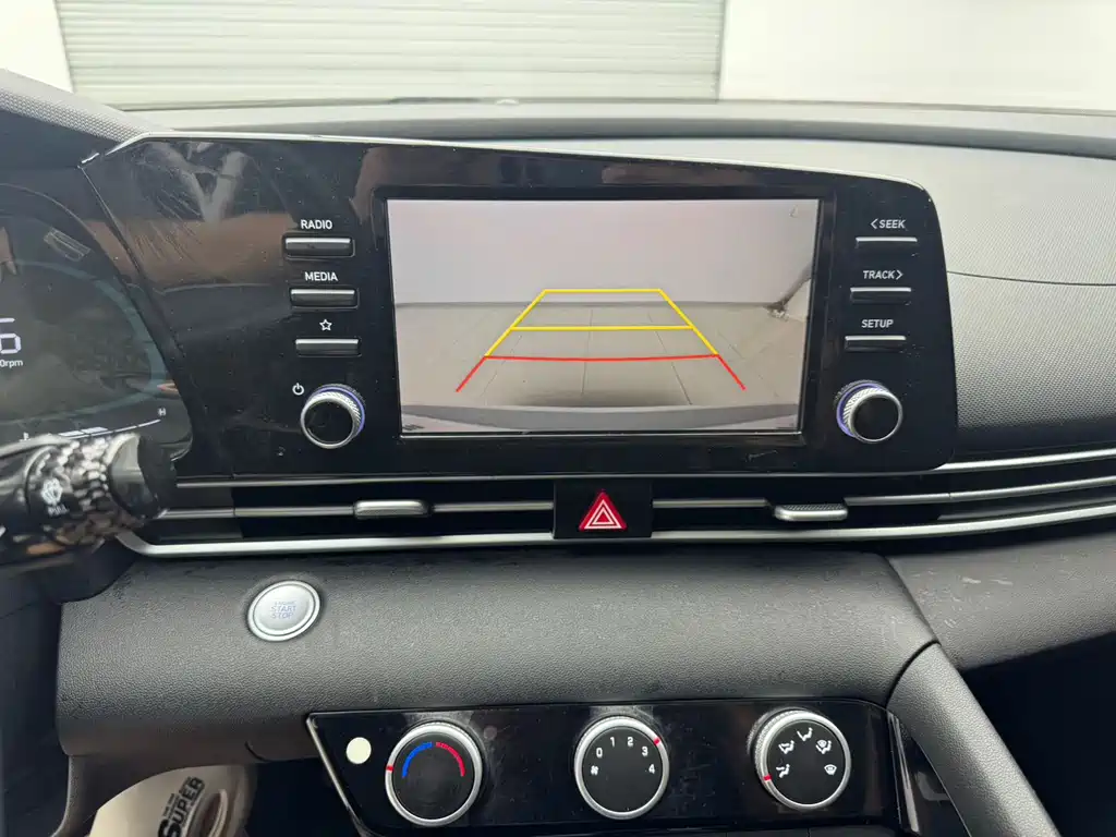Hyundai Elantra 2023 — фото 18