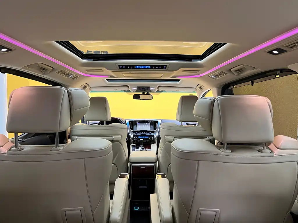 Toyota Alphard 2017 — фото 33