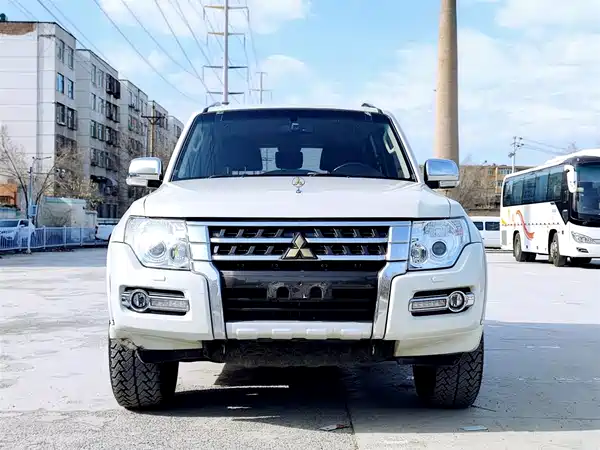 Mitsubishi Pajero 2020
