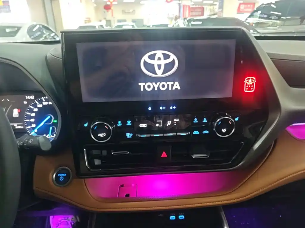 Toyota Highlander 2022 — фото 13