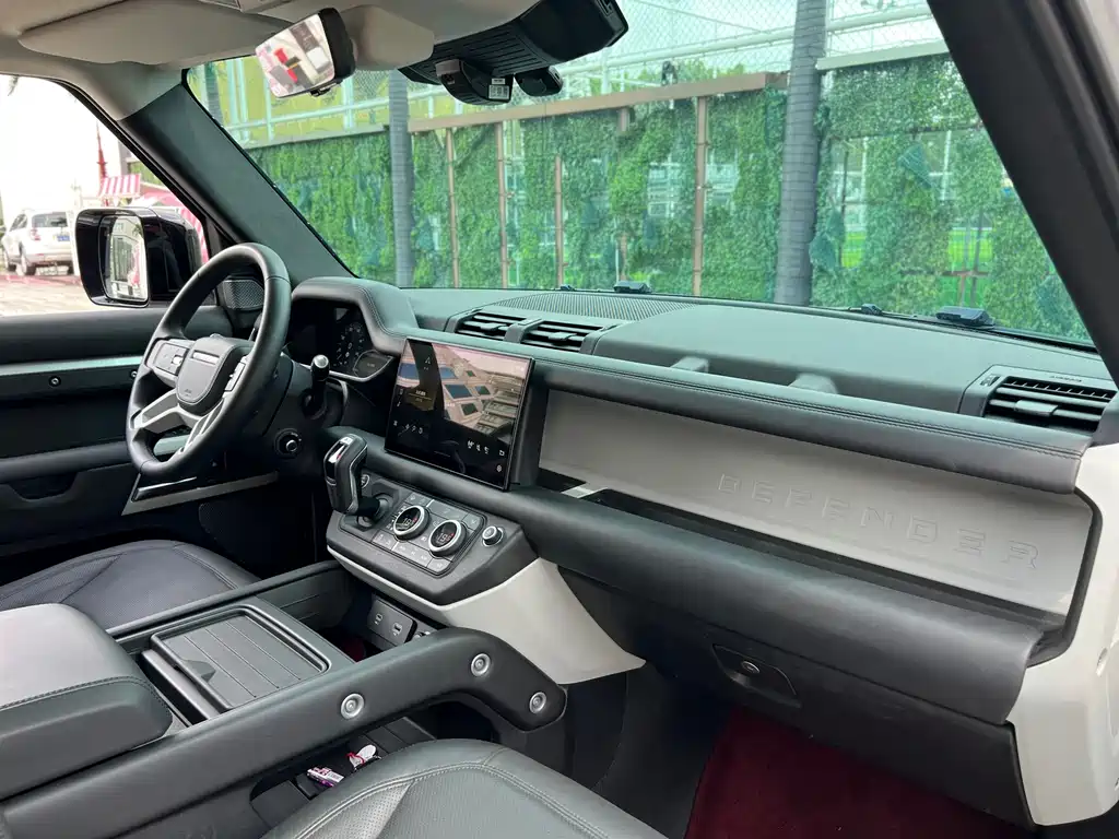 Land Rover Defender 2023 — фото 11