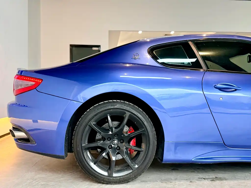 Maserati Granturismo 2013 — фото 9