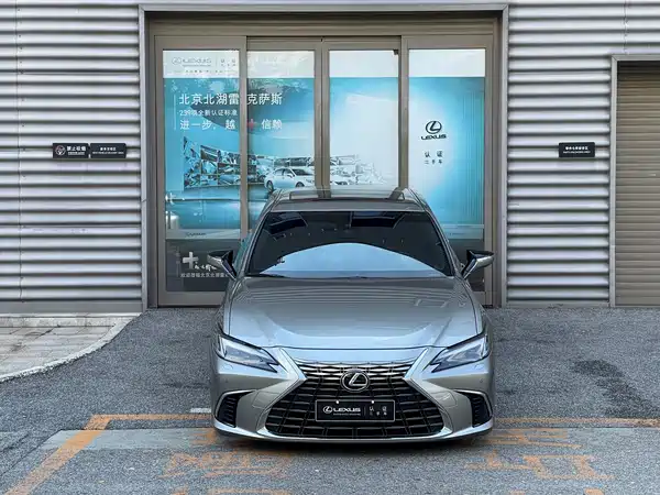 Lexus ES 2025