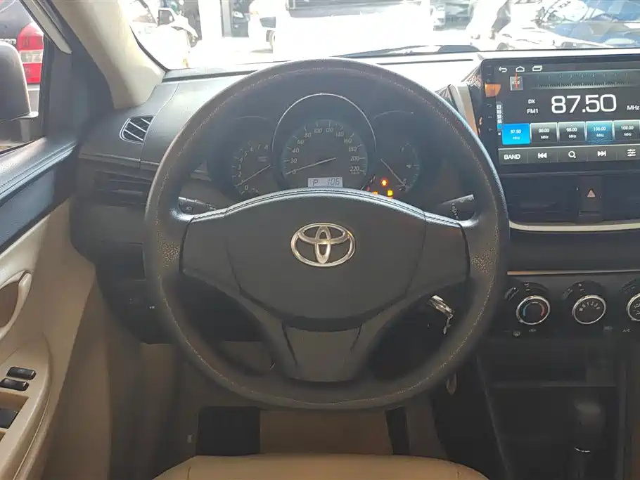 Toyota Yaris L 2017 — фото 15