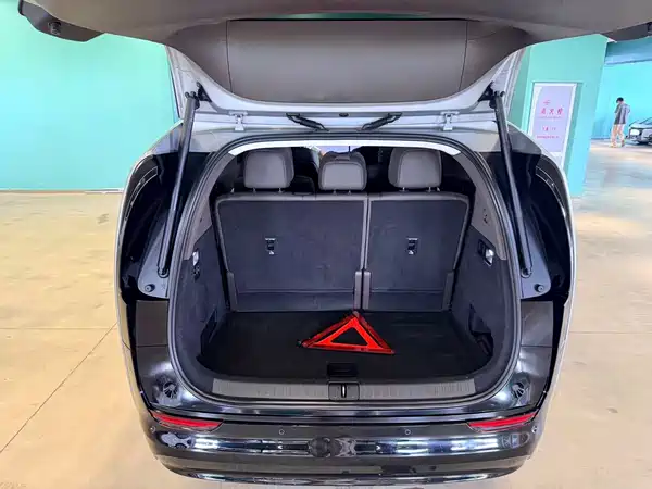 Li Auto MEGA 2024