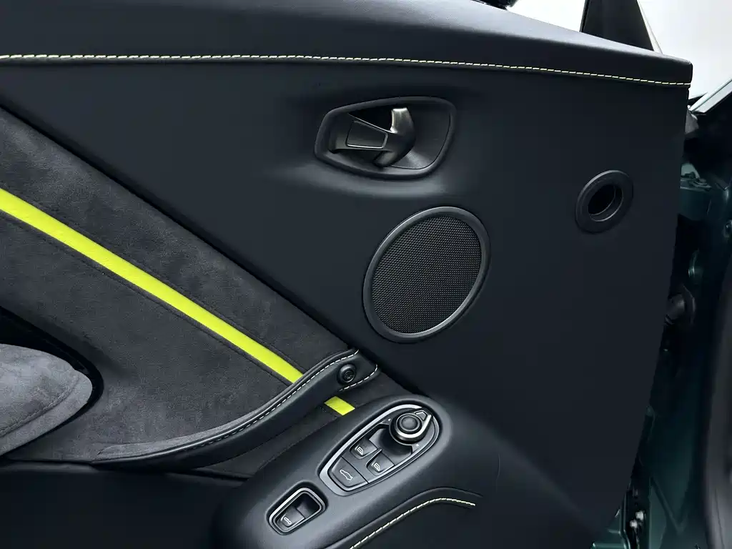 Aston Martin V8 Vantage 2022 — фото 15