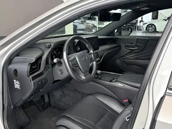 Lexus LS 2021
