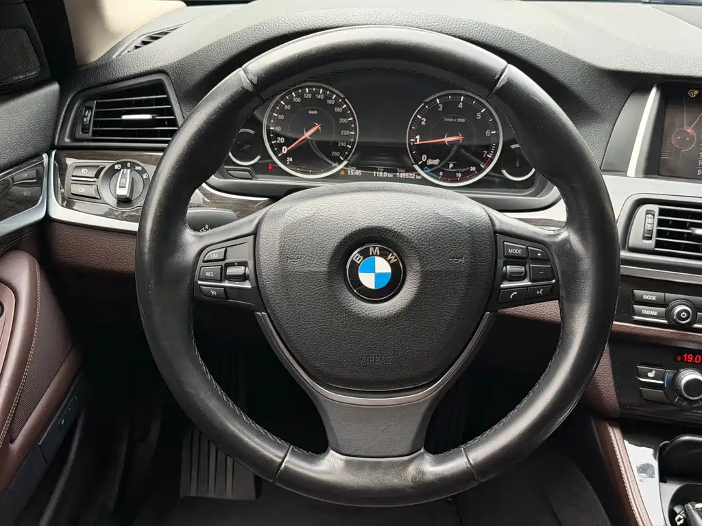 BMW 5 Series 2016 — фото 15