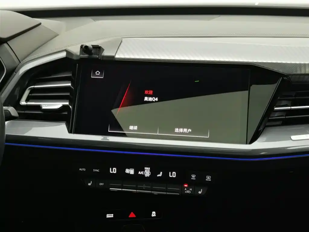 Audi Q4 e-tron 2023 — фото 12